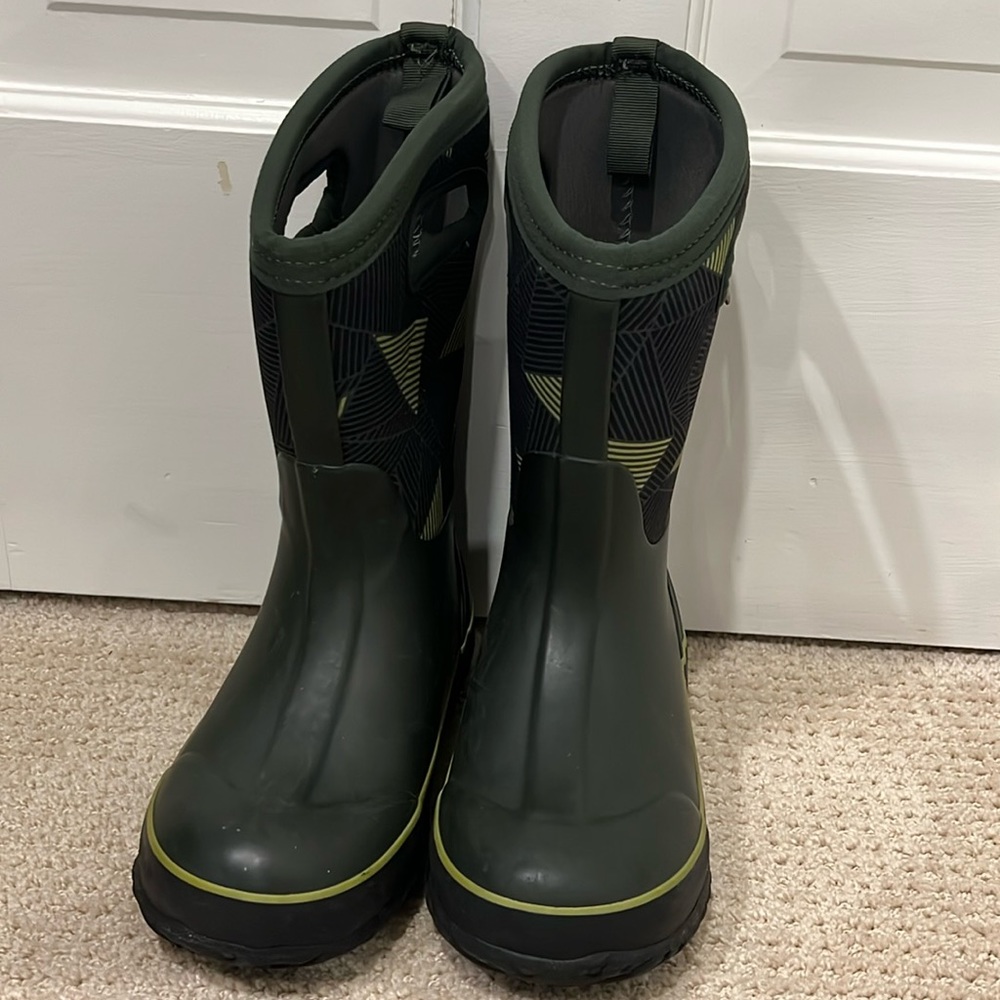 Bogs boys snow boots size 2 green / grey pattern like new condition